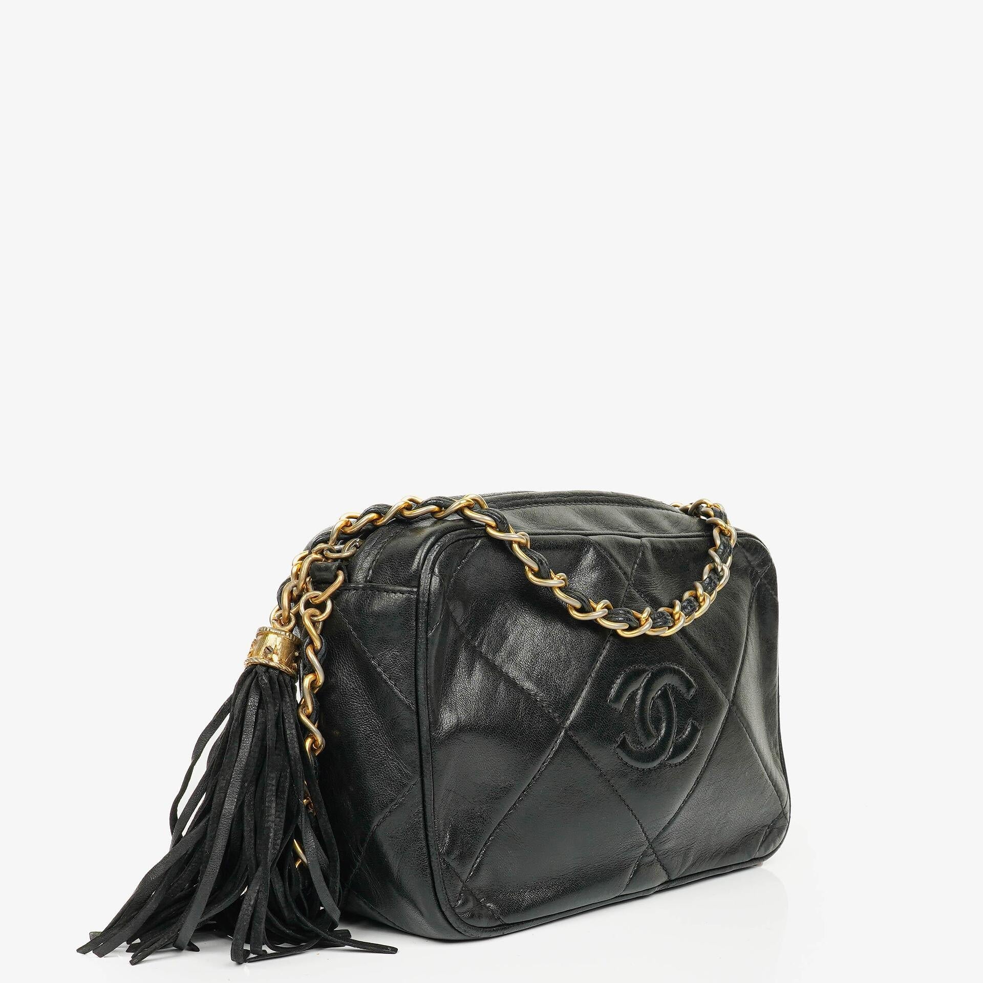 Chanel Vintage CC Camera Bag aus schwarzem gestepptem Lammleder mit Quaste