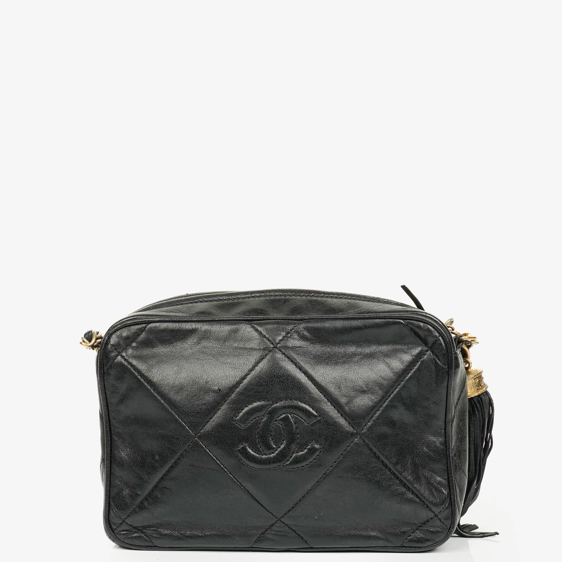 Chanel Vintage CC Camera Bag aus schwarzem gestepptem Lammleder mit Quaste