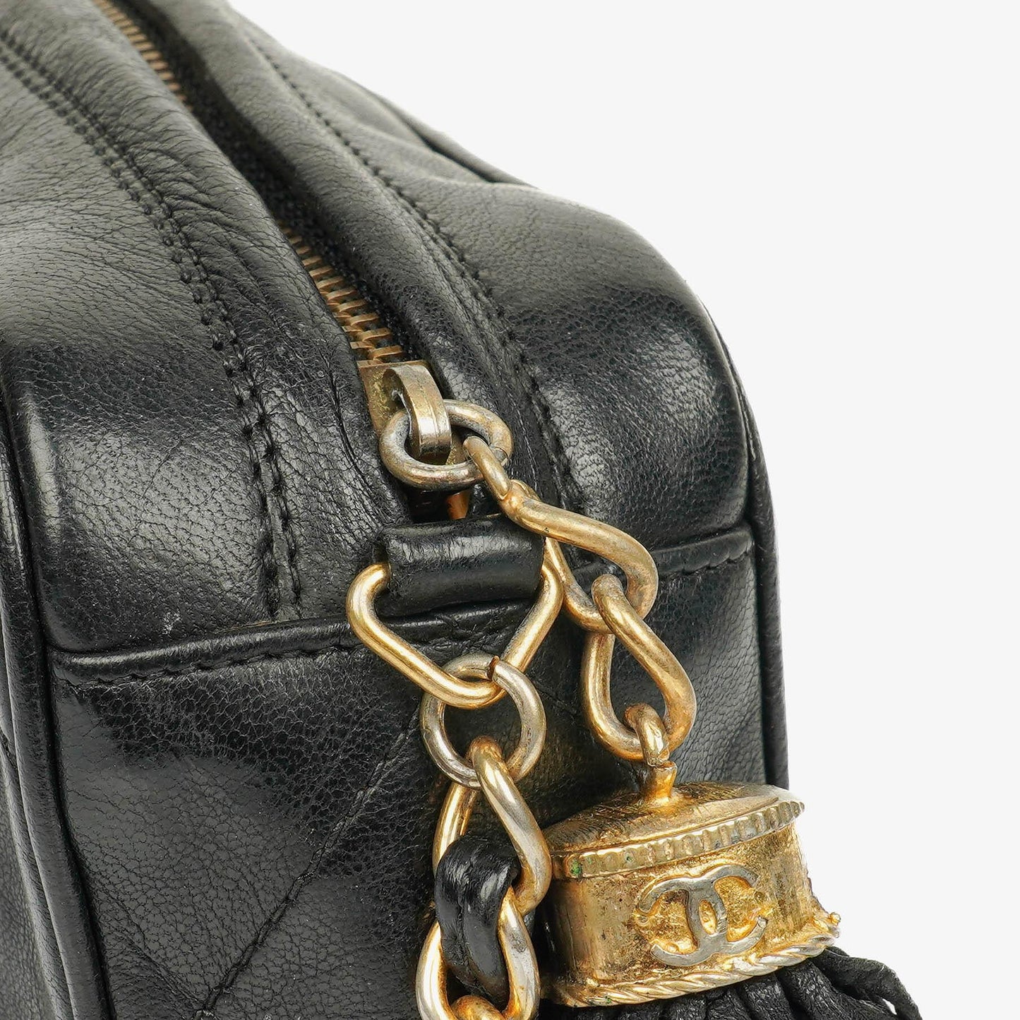 Chanel Vintage CC Camera Bag aus schwarzem gestepptem Lammleder mit Quaste