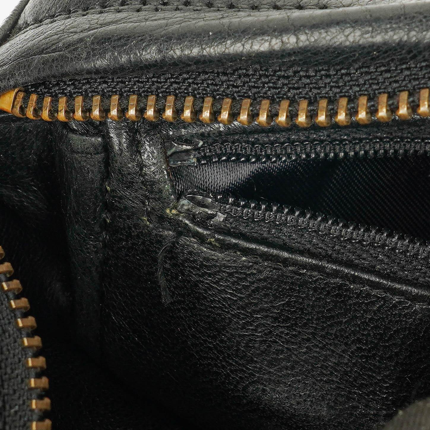 Chanel Vintage CC Camera Bag aus schwarzem gestepptem Lammleder mit Quaste
