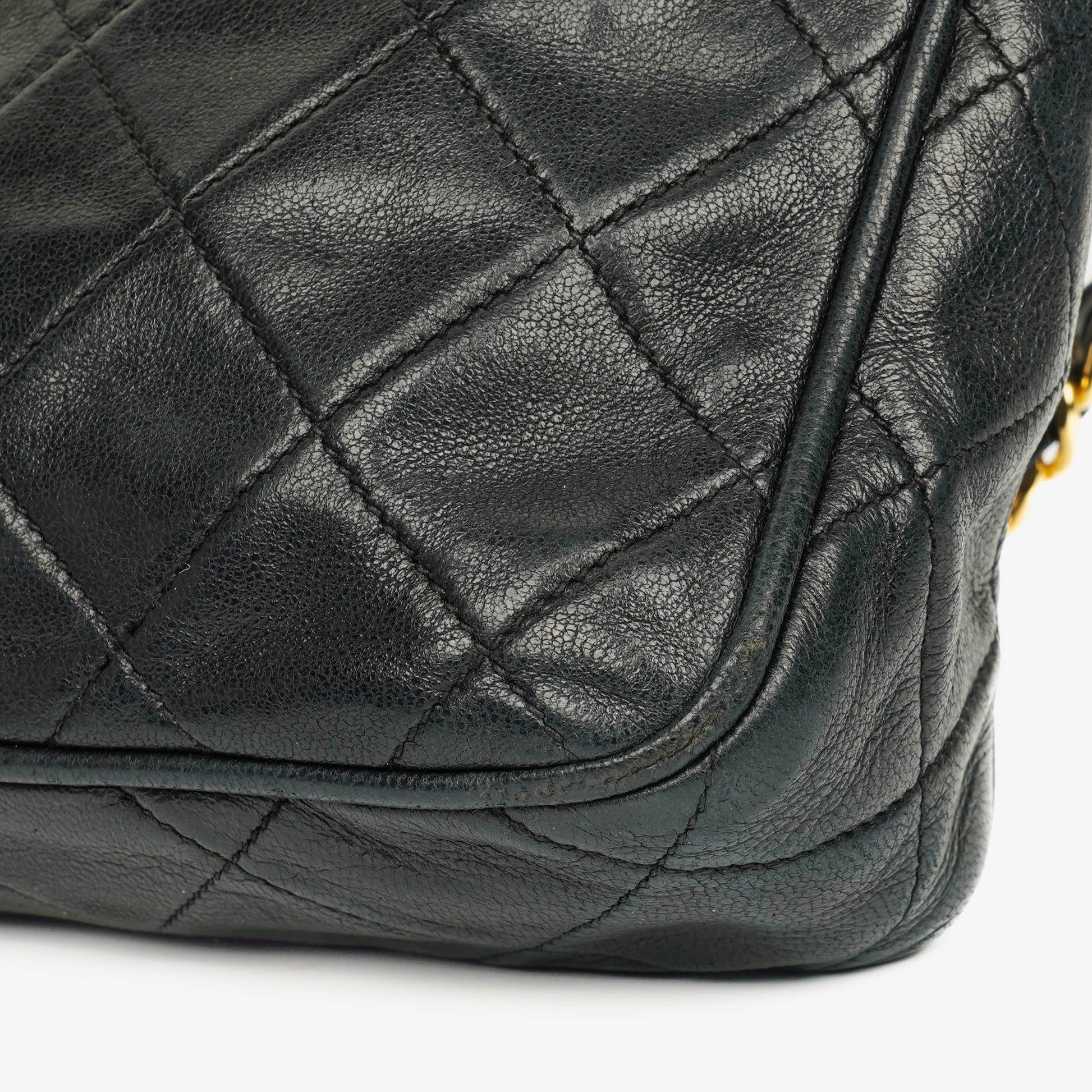 Chanel Vintage CC Camera Tasche aus schwarzem gestepptem Lammleder mit Quaste