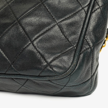 Chanel Vintage CC Camera Tasche aus schwarzem gestepptem Lammleder mit Quaste