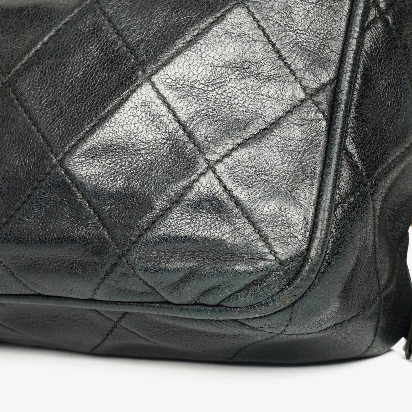 Chanel Vintage CC Camera Tasche aus schwarzem gestepptem Lammleder mit Quaste