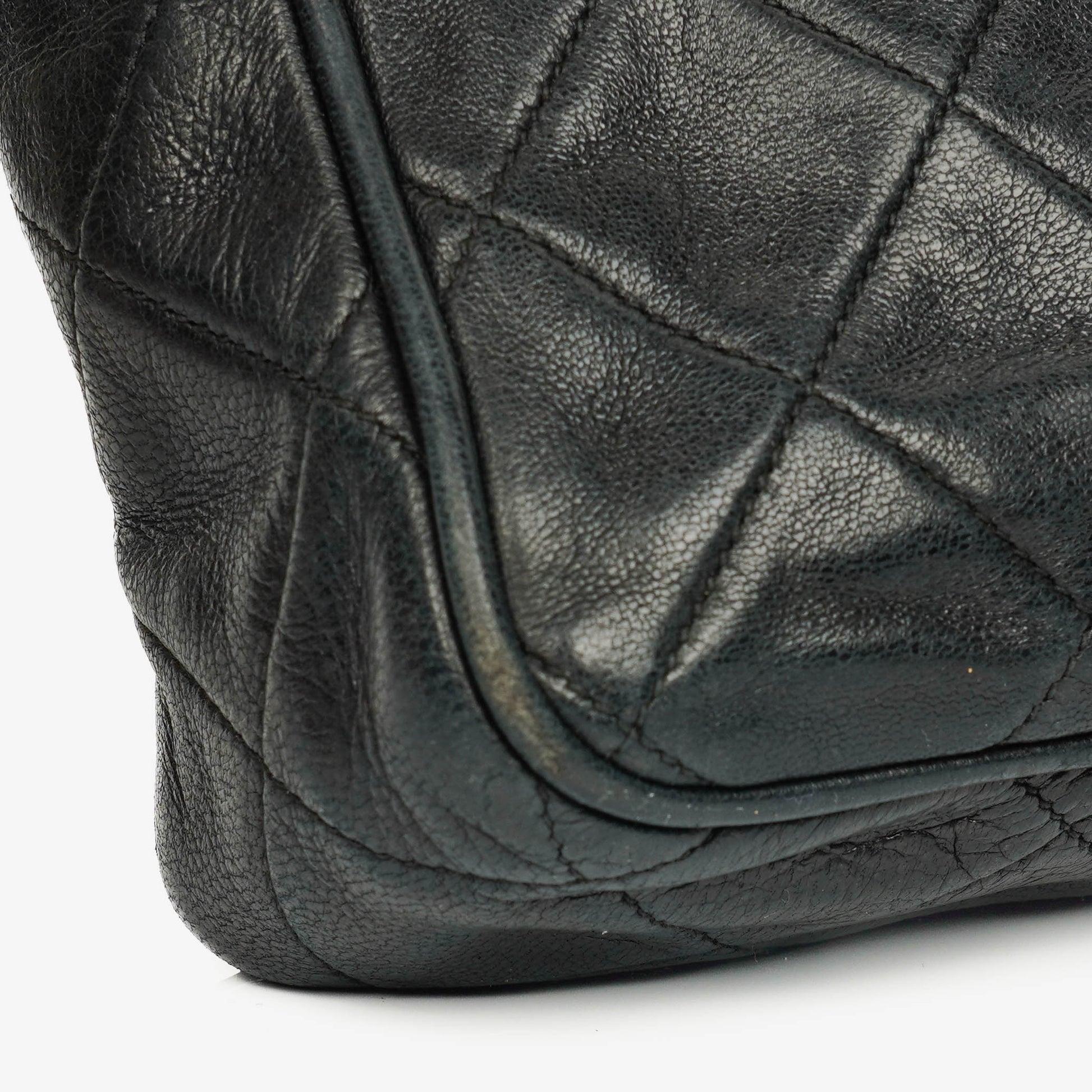 Chanel Vintage CC Camera Tasche aus schwarzem gestepptem Lammleder mit Quaste