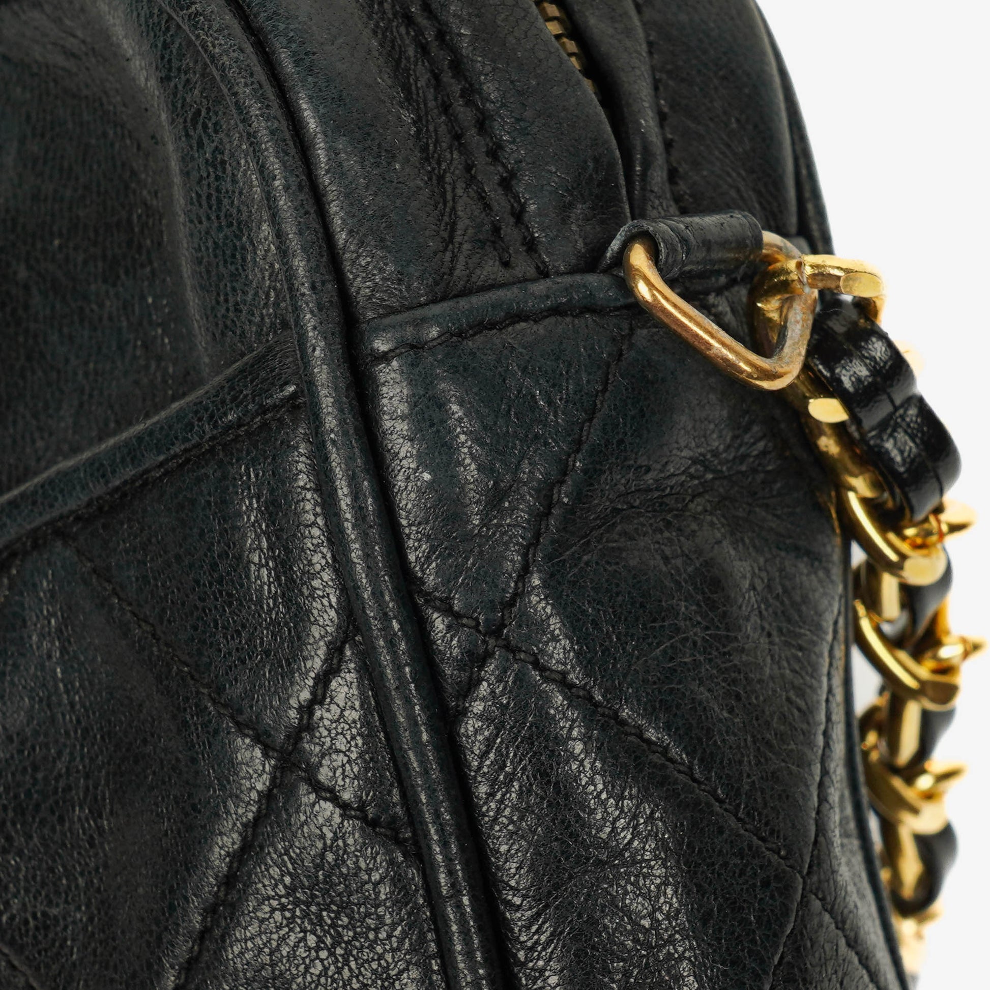 Chanel Vintage CC Camera Tasche aus schwarzem gestepptem Lammleder mit Quaste