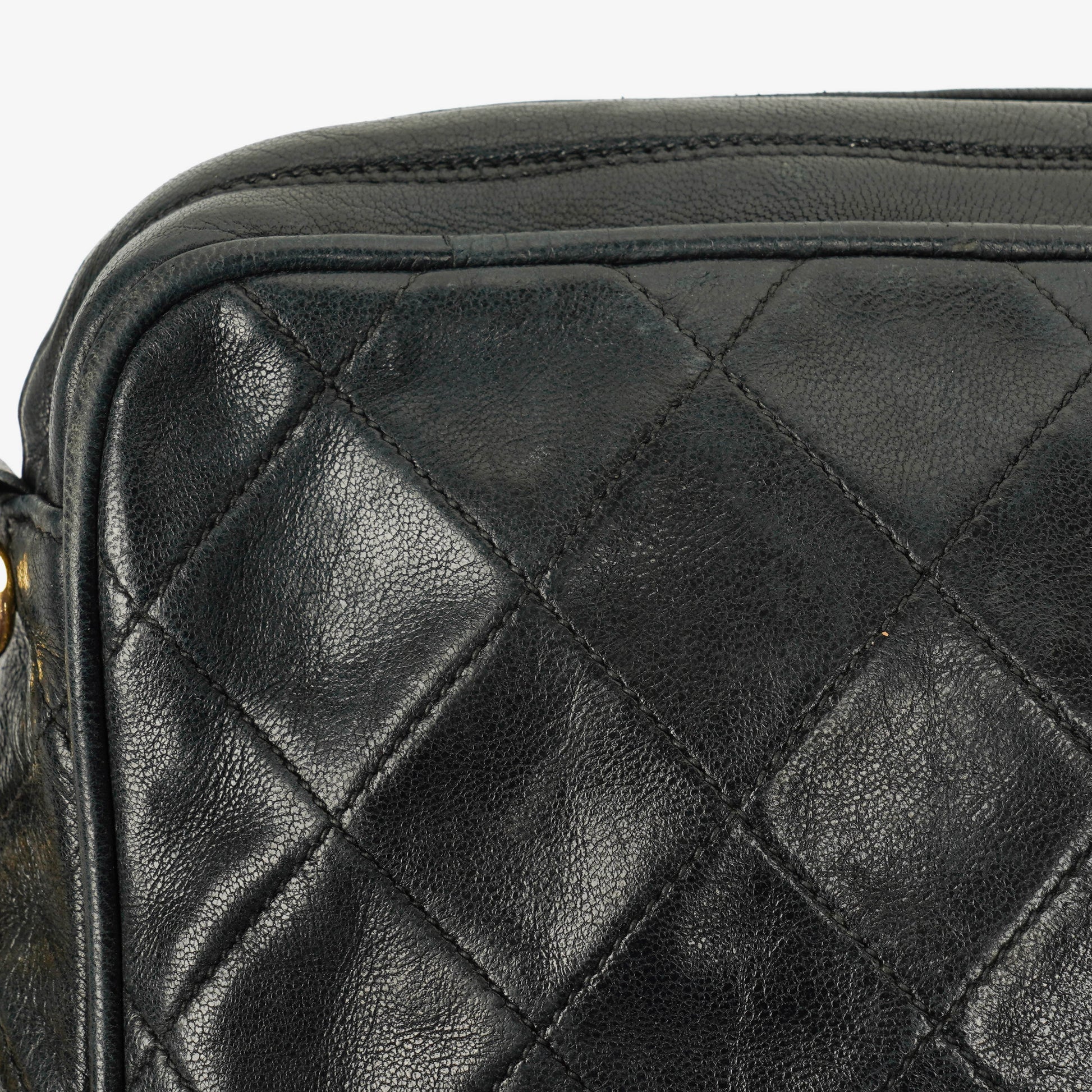 Chanel Vintage CC Camera Tasche aus schwarzem gestepptem Lammleder mit Quaste