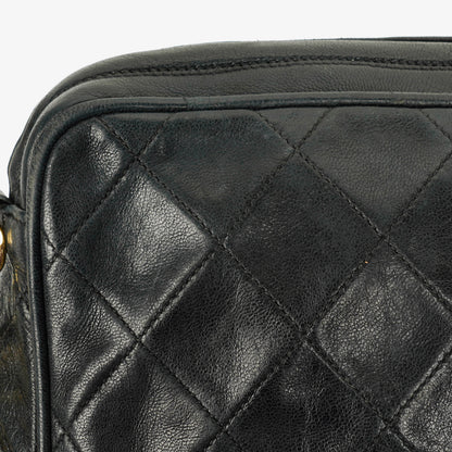 Chanel Vintage CC Camera Tasche aus schwarzem gestepptem Lammleder mit Quaste
