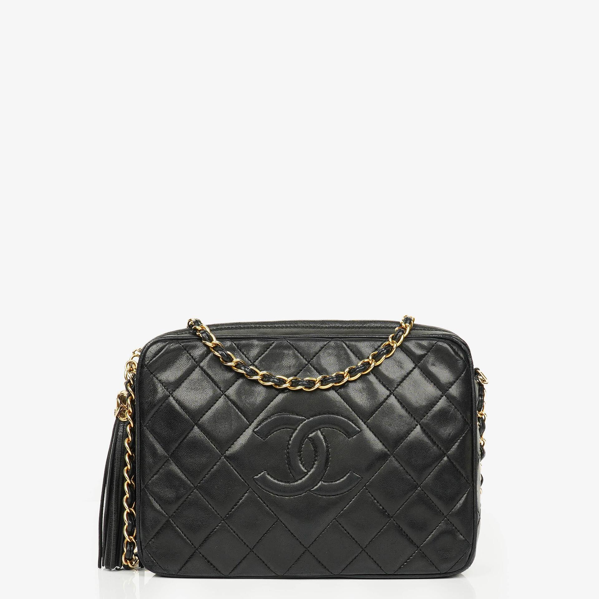 Chanel Vintage CC Kamera-Tasche aus schwarzem gestepptem Lammleder mit Quaste
