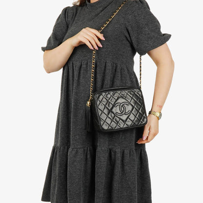 Chanel Vintage CC Kamera-Tasche aus schwarzem gestepptem Lammleder mit Quaste