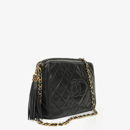 Chanel Vintage CC Kamera-Tasche aus schwarzem gestepptem Lammleder mit Quaste