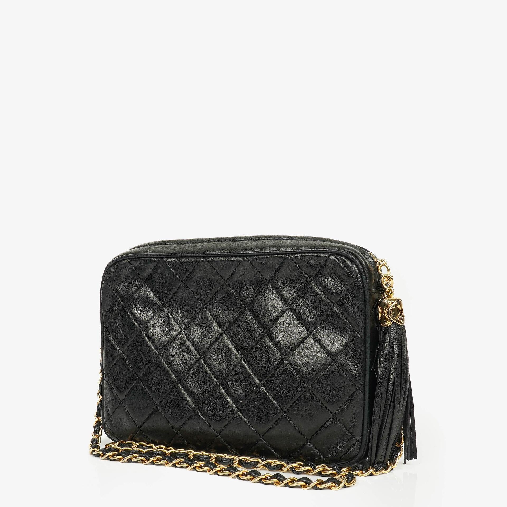 Chanel Vintage CC Kamera-Tasche aus schwarzem gestepptem Lammleder mit Quaste