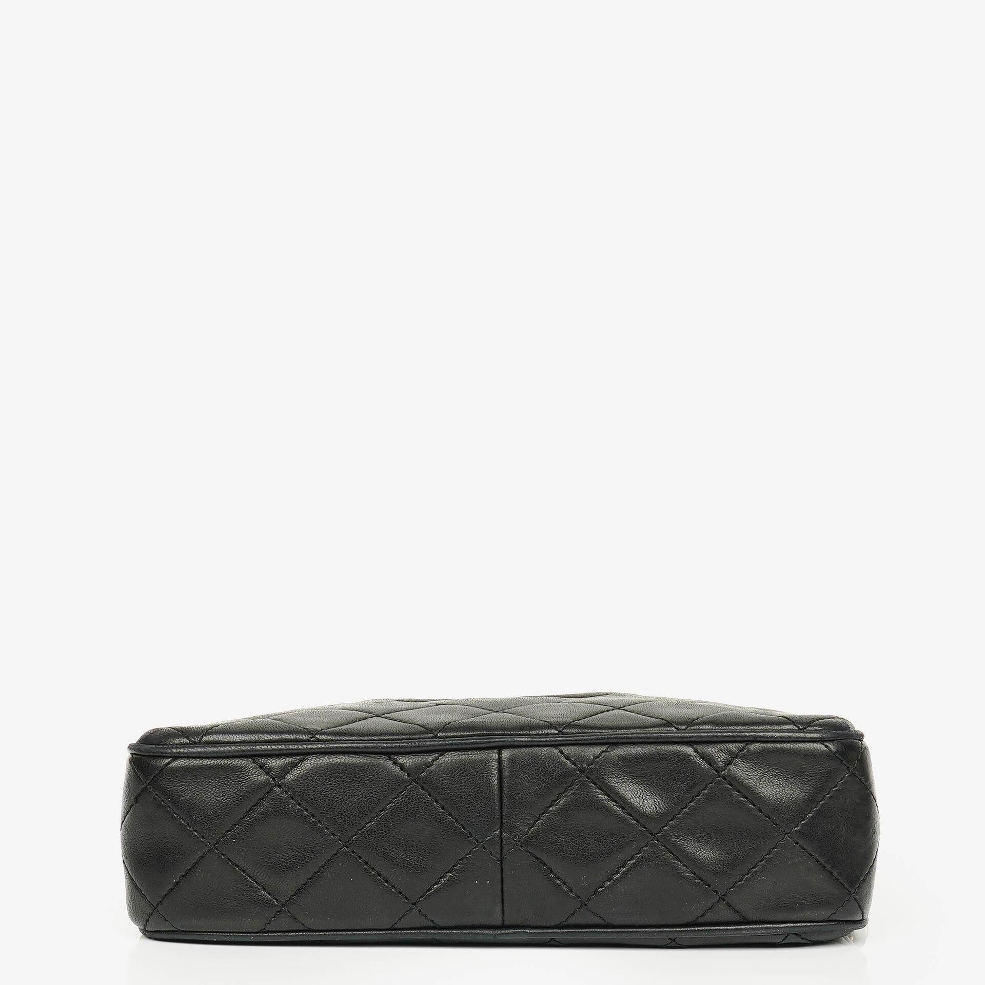 Chanel Vintage CC Kamera-Tasche aus schwarzem gestepptem Lammleder mit Quaste