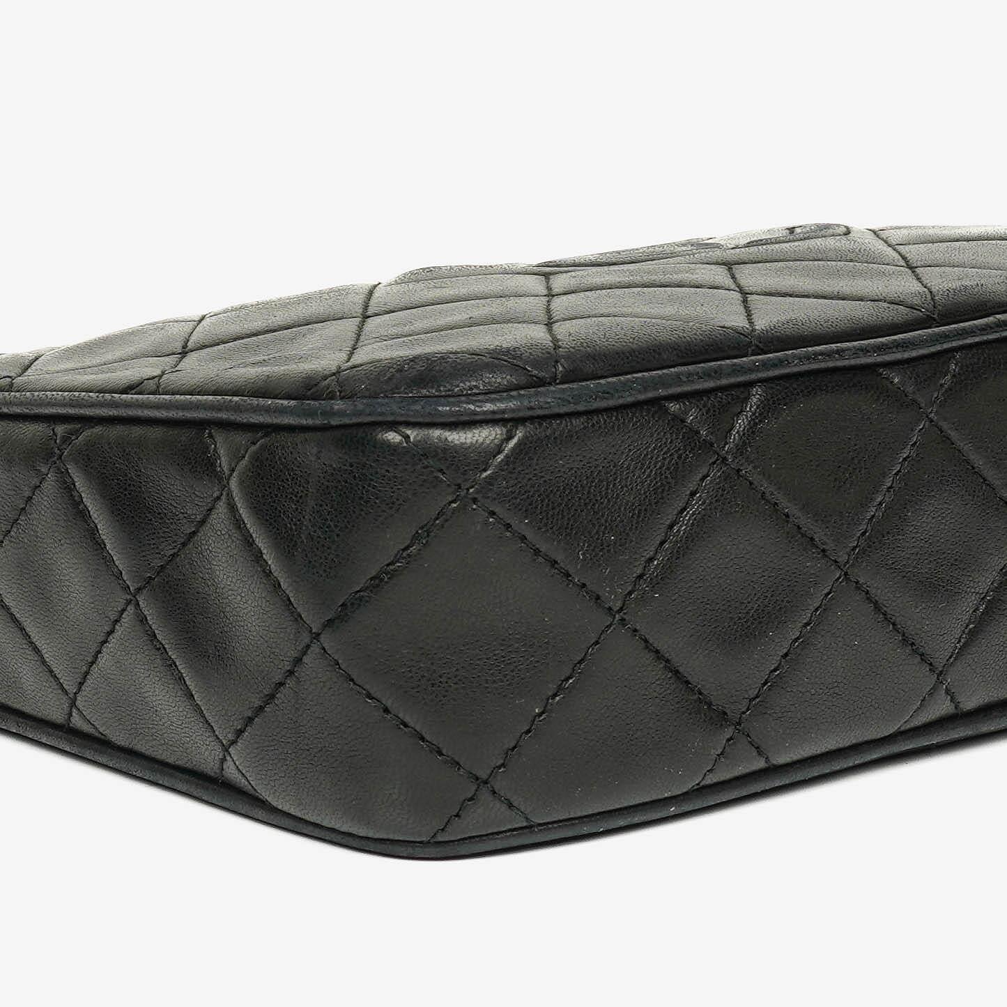 Chanel Vintage CC Kamera-Tasche aus schwarzem gestepptem Lammleder mit Quaste