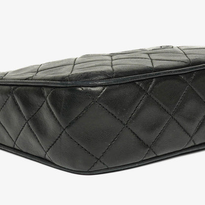 Chanel Vintage CC Kamera-Tasche aus schwarzem gestepptem Lammleder mit Quaste