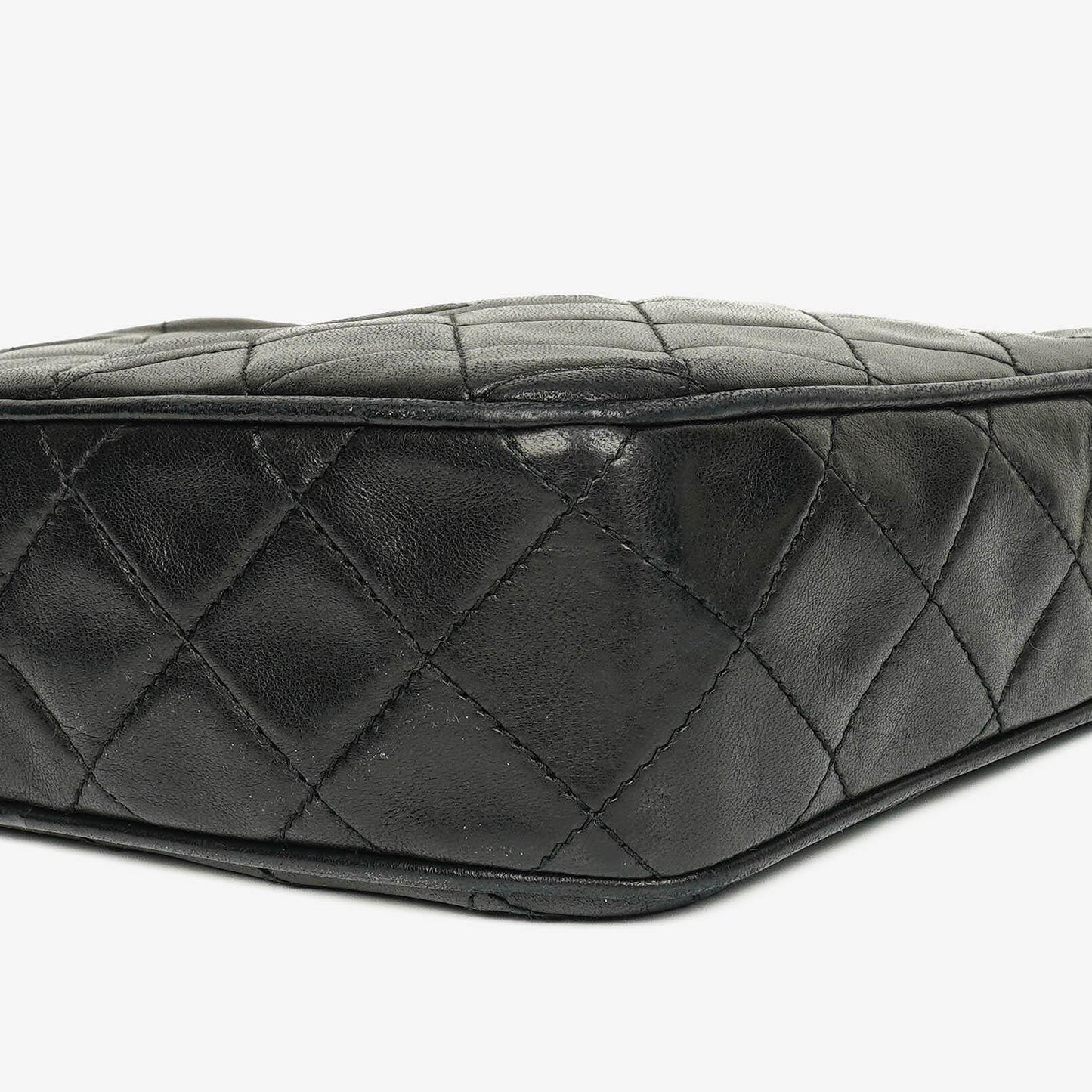 Chanel Vintage CC Kamera-Tasche aus schwarzem gestepptem Lammleder mit Quaste