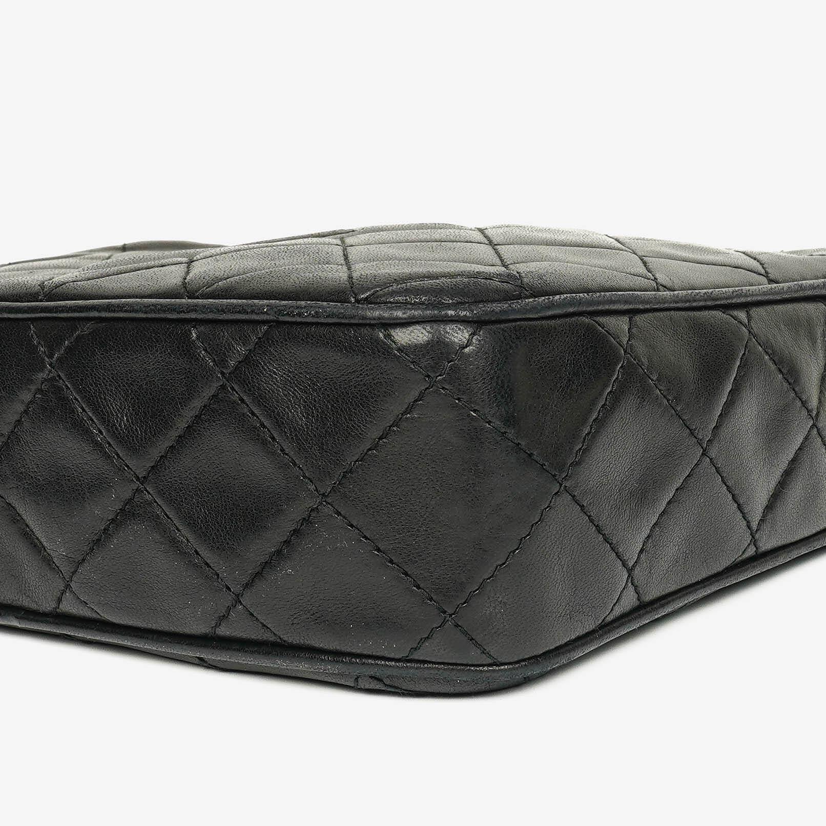 Chanel Vintage CC Kamera-Tasche aus schwarzem gestepptem Lammleder mit Quaste