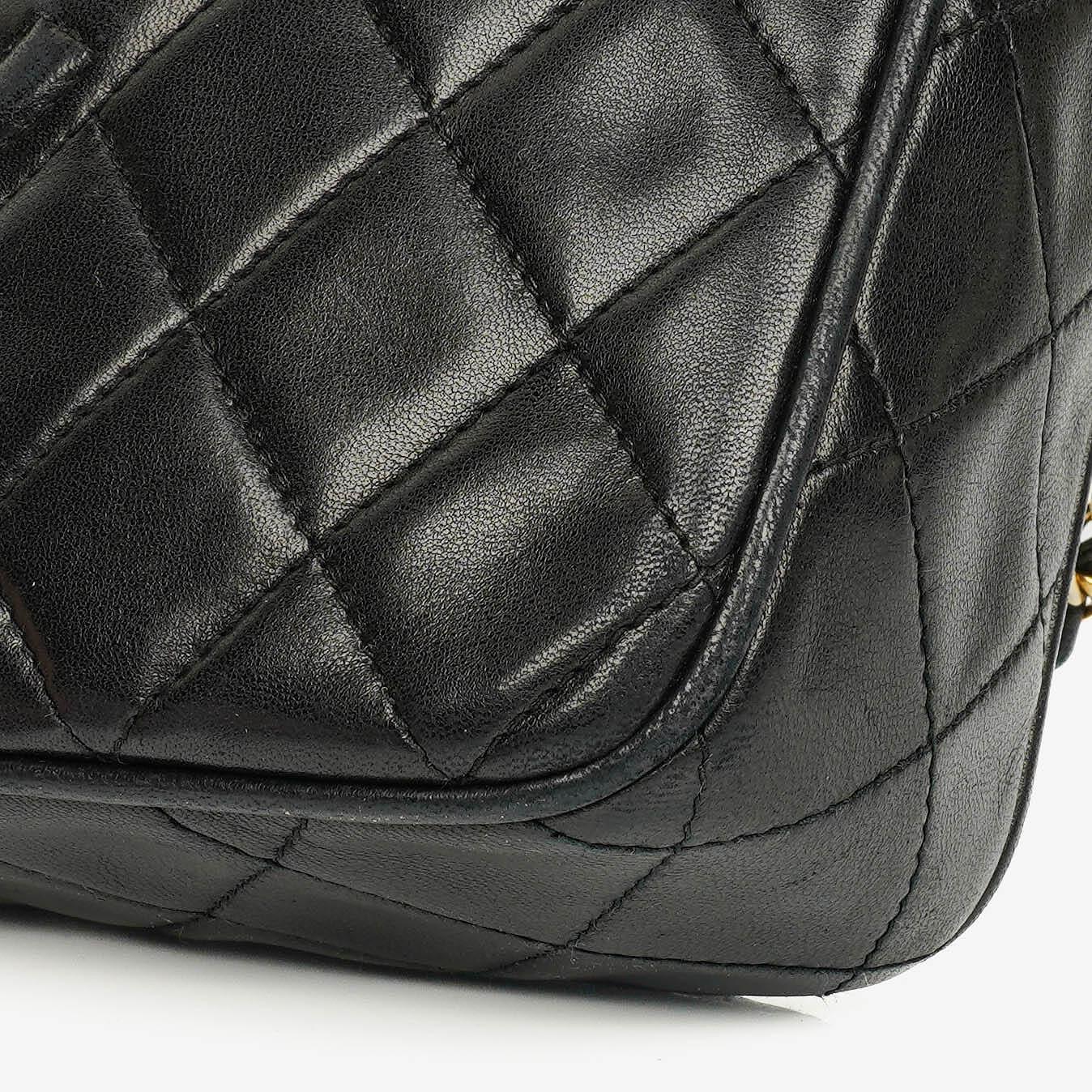 Chanel Vintage CC Kamera-Tasche aus schwarzem gestepptem Lammleder mit Quaste