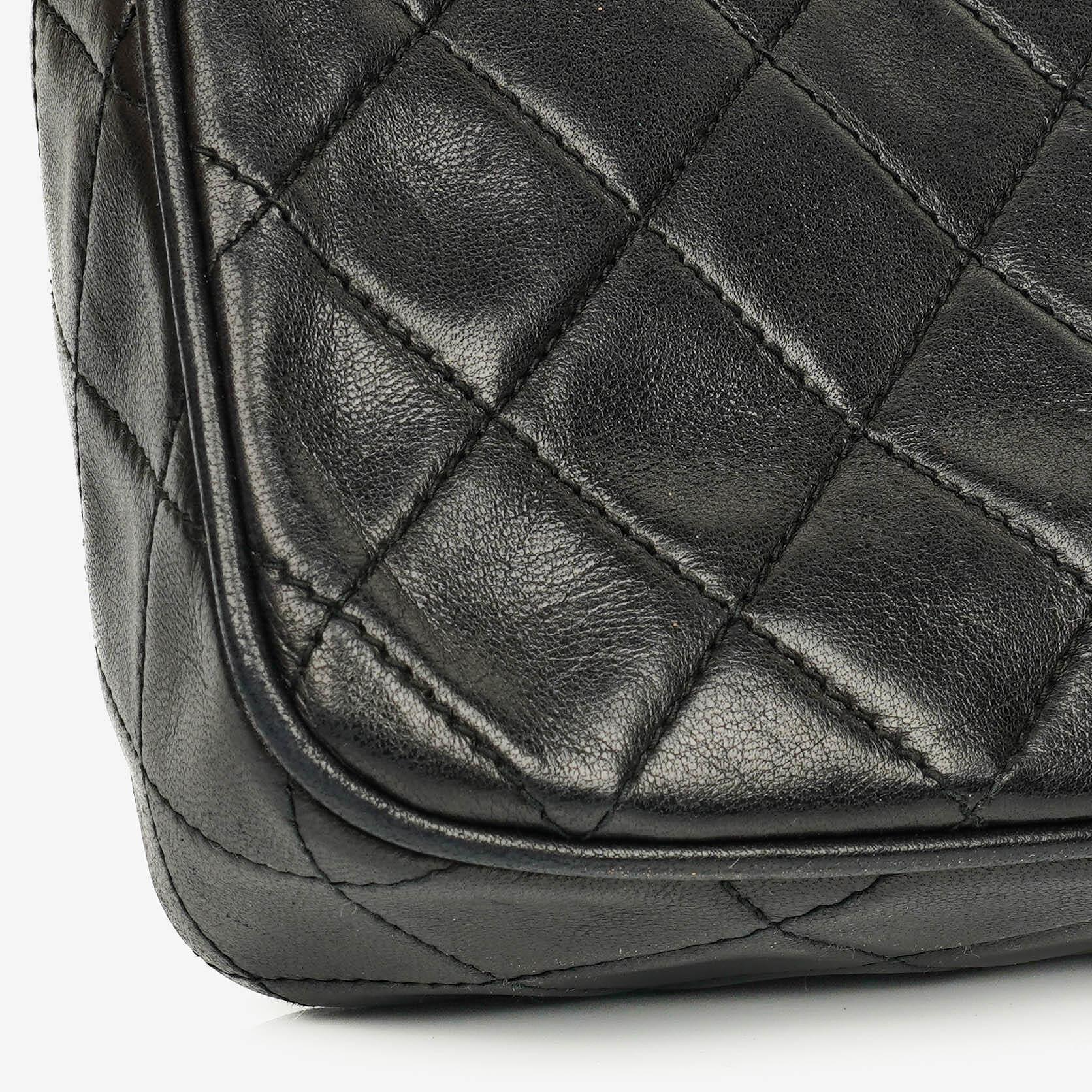 Chanel Vintage CC Kamera-Tasche aus schwarzem gestepptem Lammleder mit Quaste