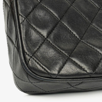 Chanel Vintage CC Kamera-Tasche aus schwarzem gestepptem Lammleder mit Quaste