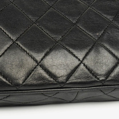 Chanel Vintage CC Kamera-Tasche aus schwarzem gestepptem Lammleder mit Quaste