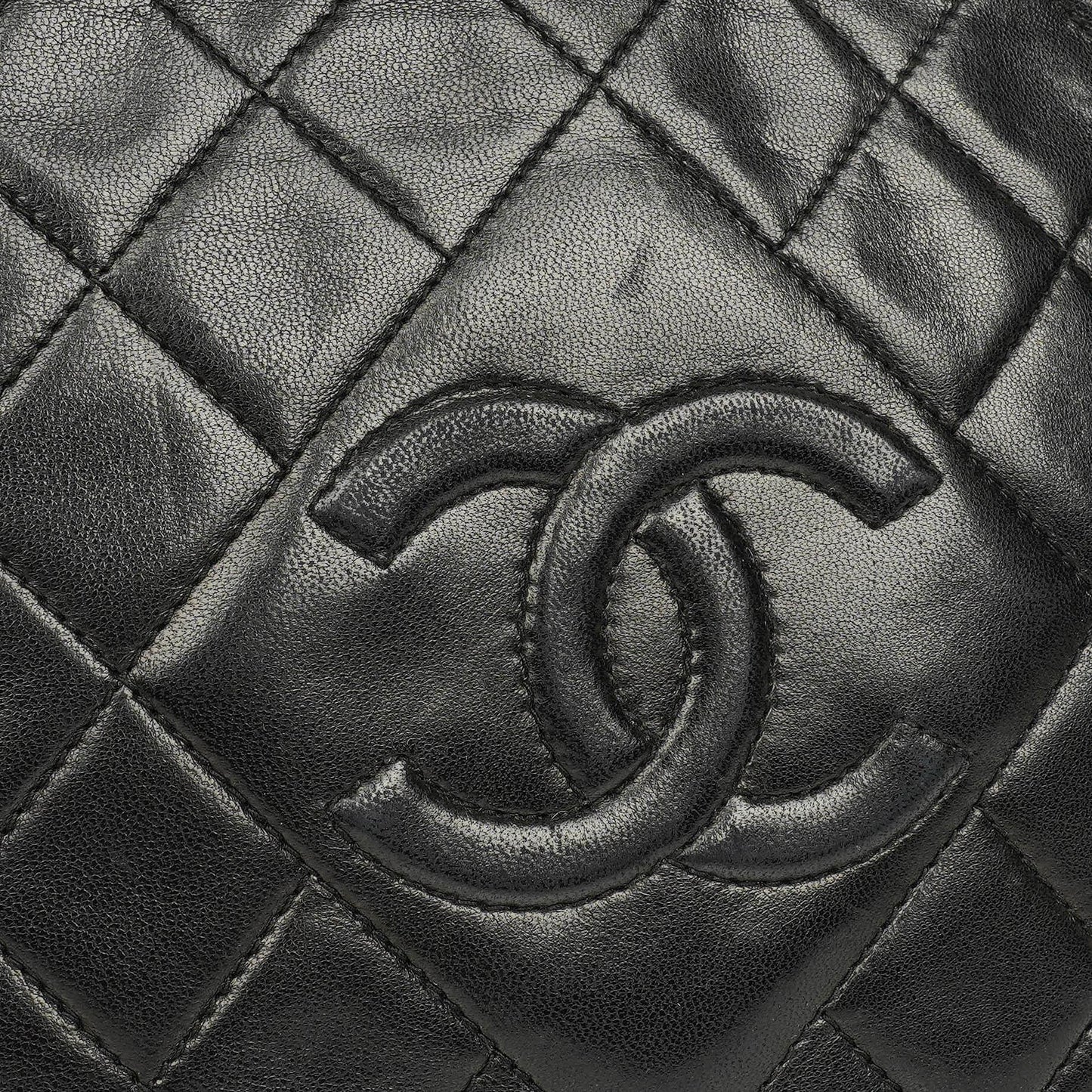 Chanel Vintage CC Kamera-Tasche aus schwarzem gestepptem Lammleder mit Quaste