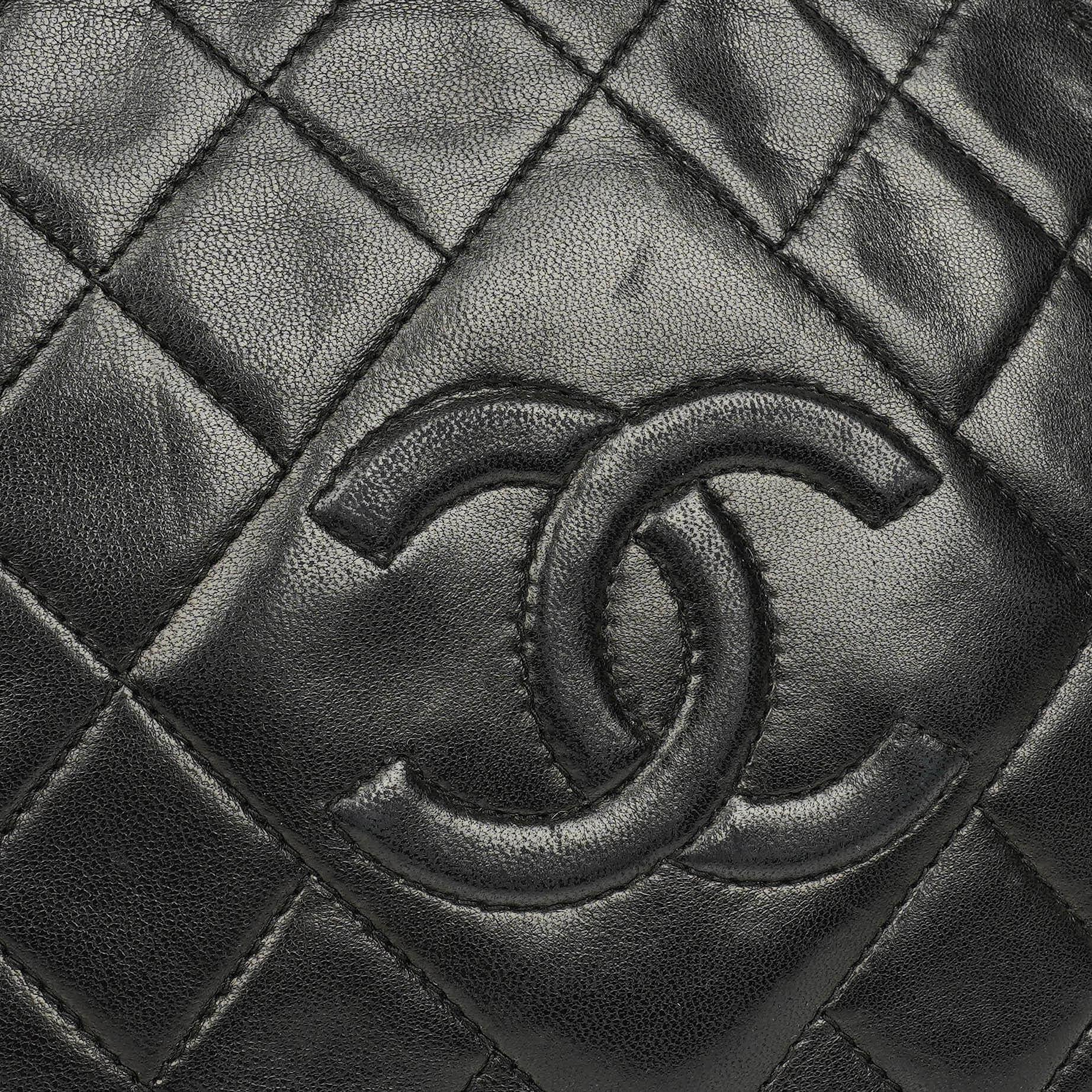 Chanel Vintage CC Kamera-Tasche aus schwarzem gestepptem Lammleder mit Quaste