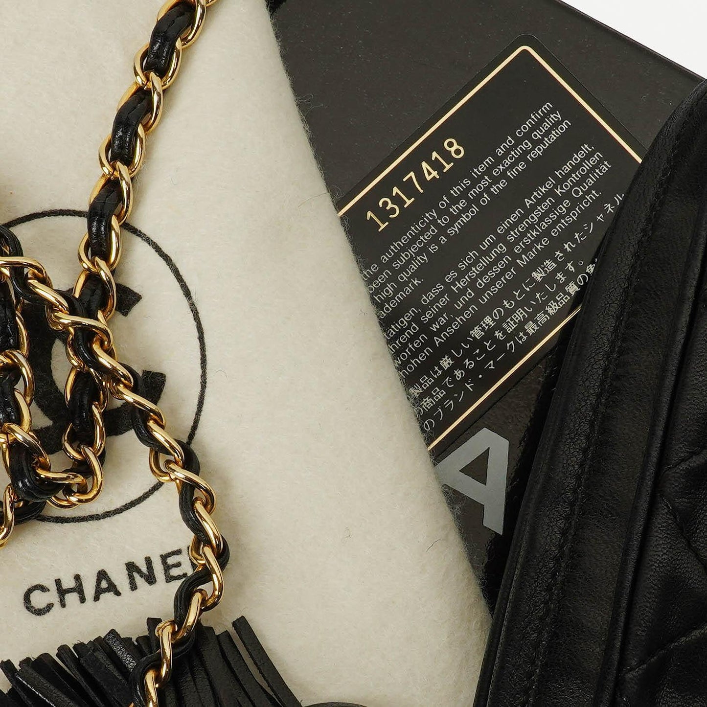 Chanel Vintage CC Kamera-Tasche aus schwarzem gestepptem Lammleder mit Quaste