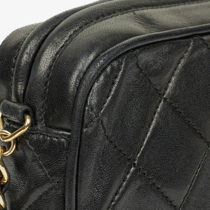 Chanel Vintage CC Kamera-Tasche aus schwarzem gestepptem Lammleder mit Quaste