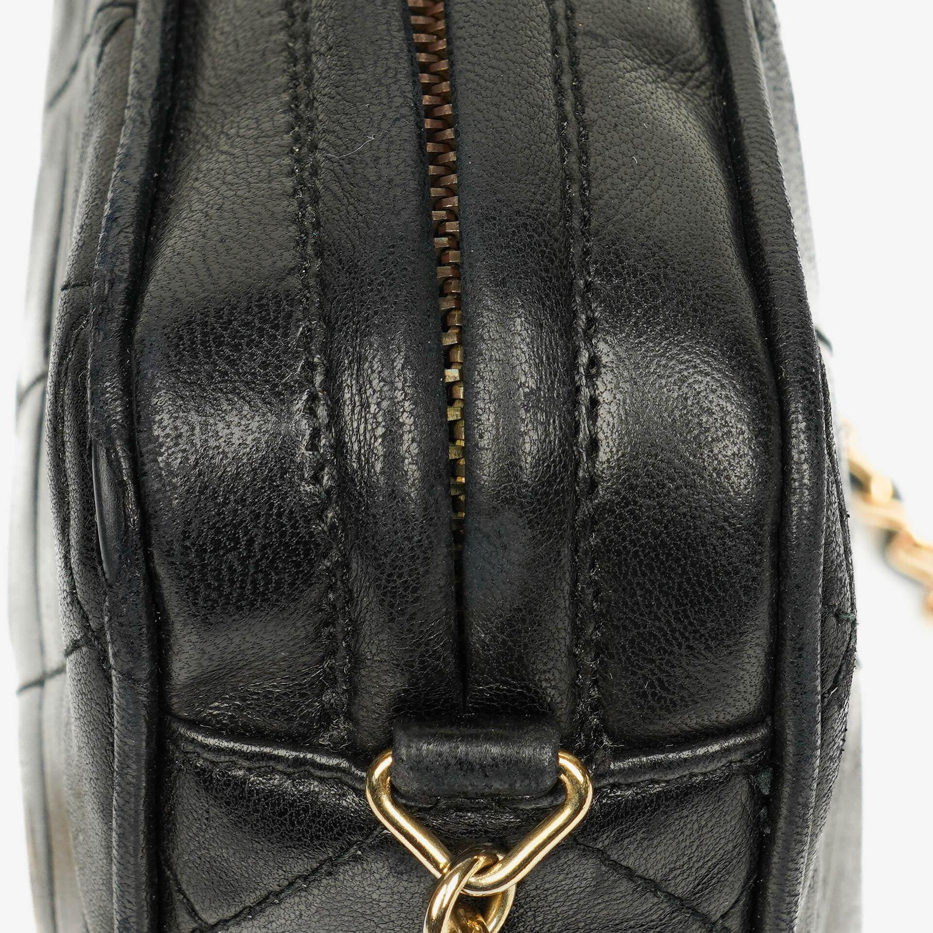 Chanel Vintage CC Kamera-Tasche aus schwarzem gestepptem Lammleder mit Quaste