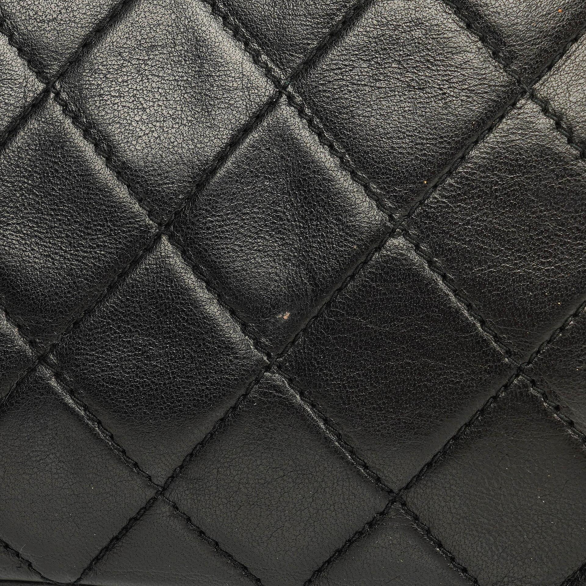 Chanel Vintage CC Kamera-Tasche aus schwarzem gestepptem Lammleder mit Quaste