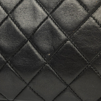 Chanel Vintage CC Kamera-Tasche aus schwarzem gestepptem Lammleder mit Quaste