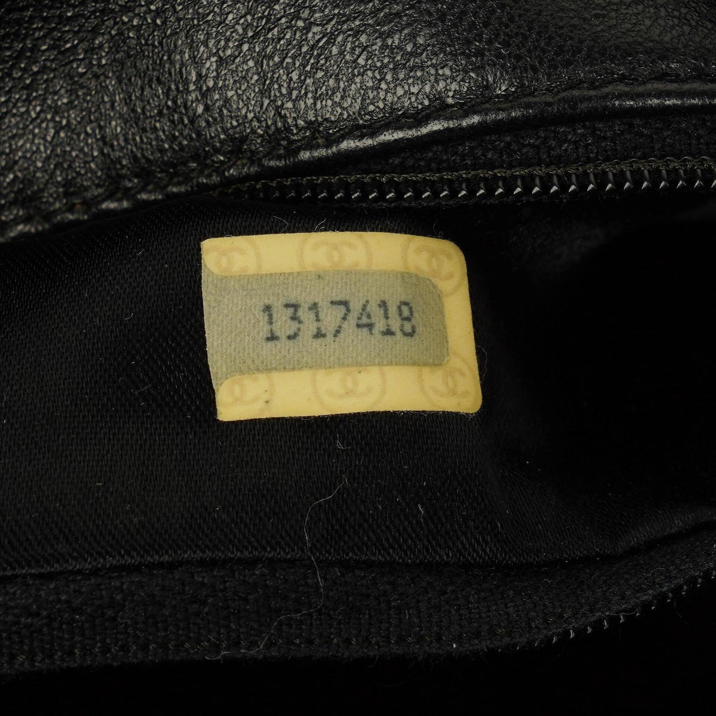 Chanel Vintage CC Kamera-Tasche aus schwarzem gestepptem Lammleder mit Quaste