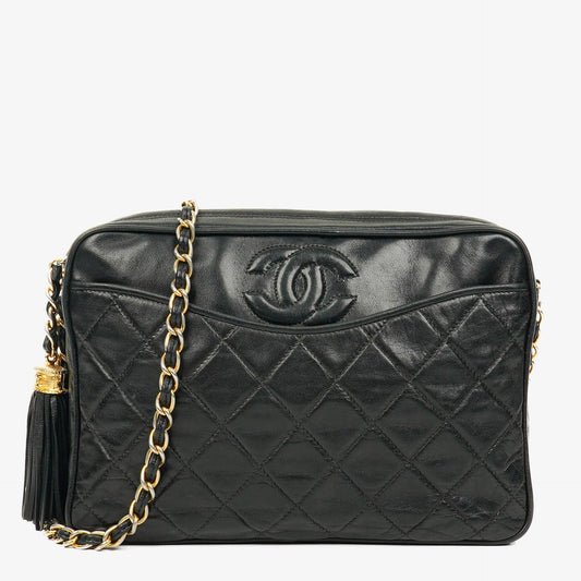 Chanel Vintage CC Kamera-Tasche aus schwarzem gestepptem Lammleder mit Quaste