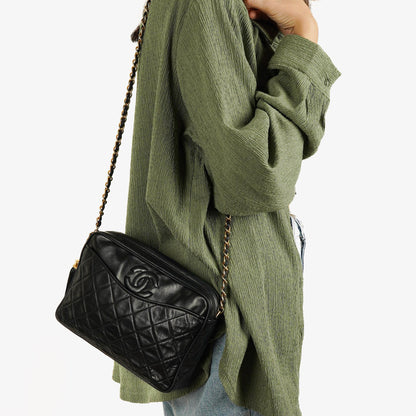 Chanel Vintage CC Kamera-Tasche aus schwarzem gestepptem Lammleder mit Quaste