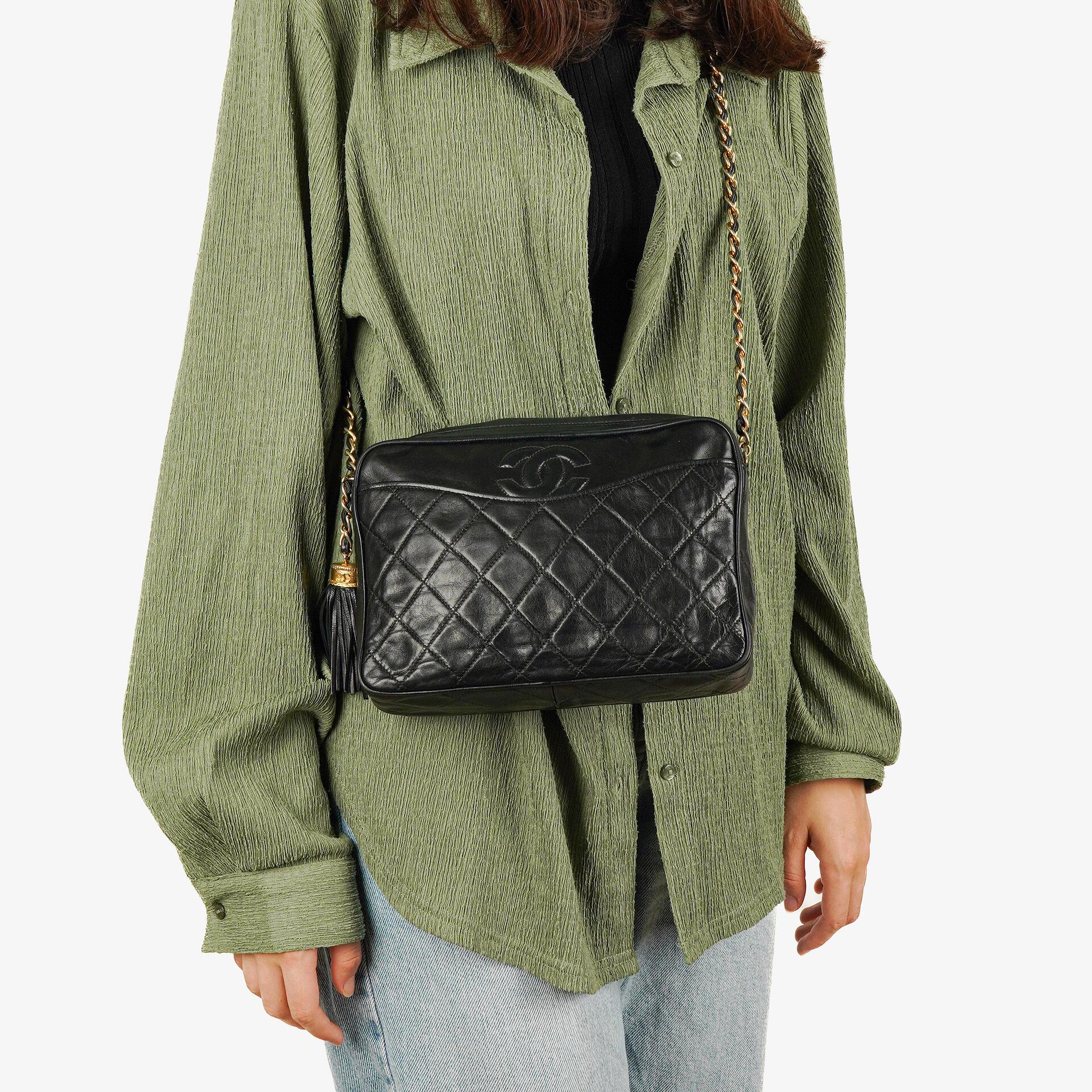 Chanel Vintage CC Kamera-Tasche aus schwarzem gestepptem Lammleder mit Quaste
