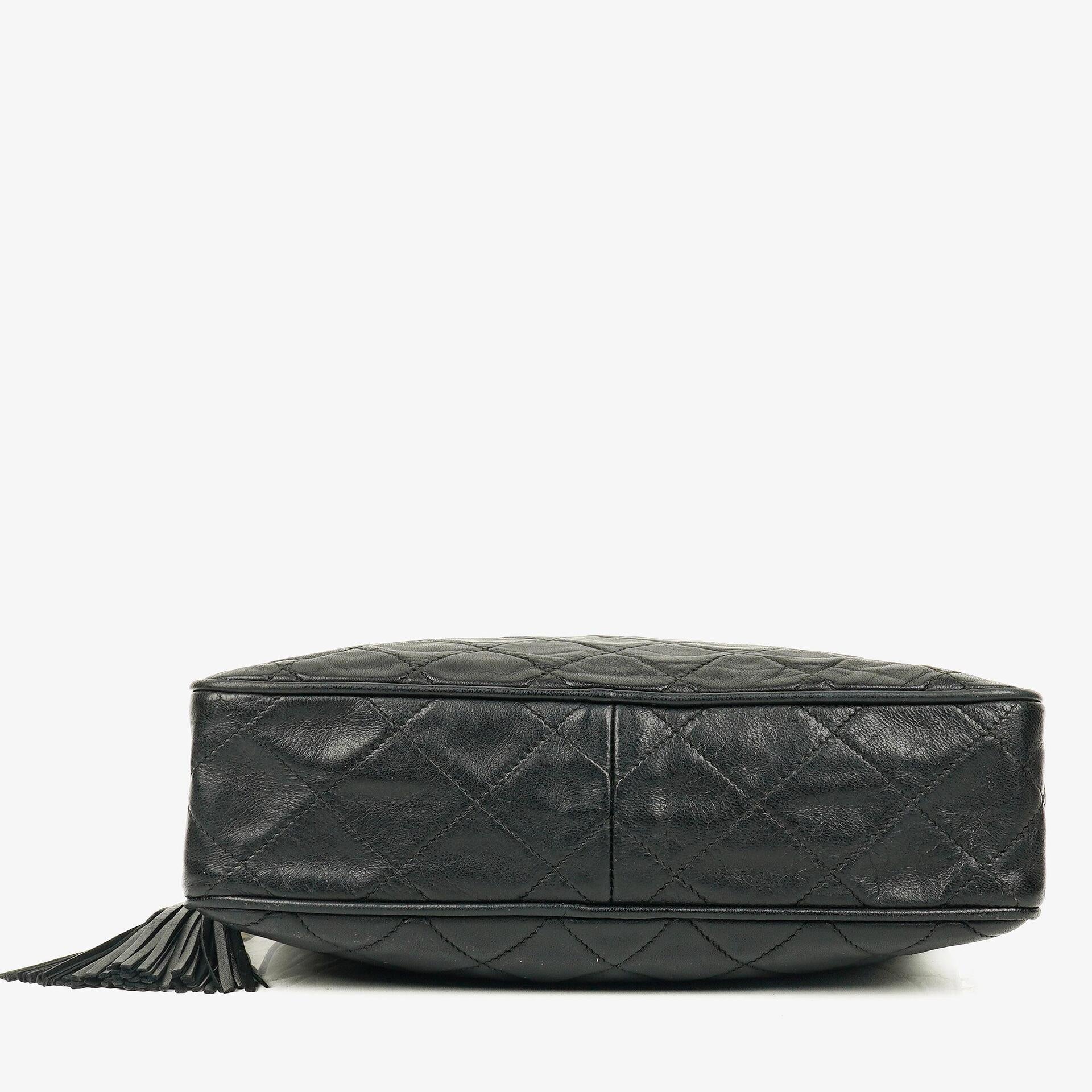 Chanel Vintage CC Kamera-Tasche aus schwarzem gestepptem Lammleder mit Quaste
