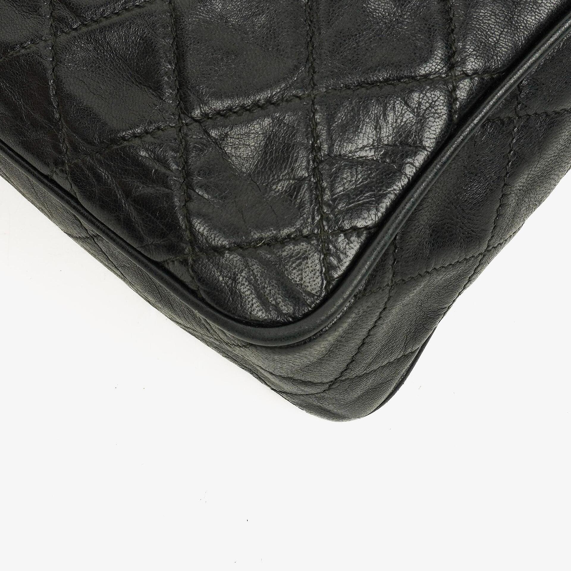 Chanel Vintage CC Kamera-Tasche aus schwarzem gestepptem Lammleder mit Quaste