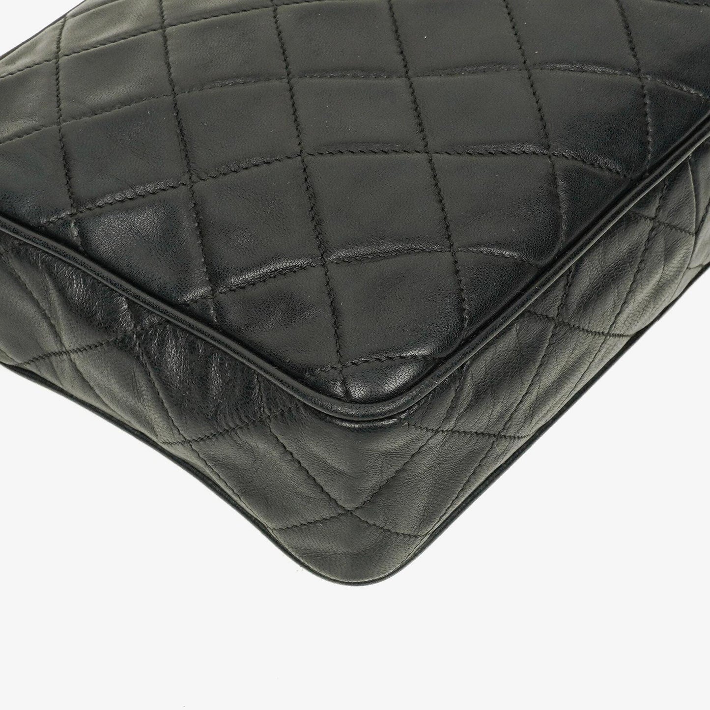 Chanel Vintage CC Kamera-Tasche aus schwarzem gestepptem Lammleder mit Quaste