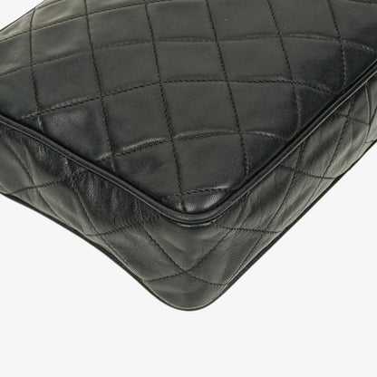 Chanel Vintage CC Kamera-Tasche aus schwarzem gestepptem Lammleder mit Quaste