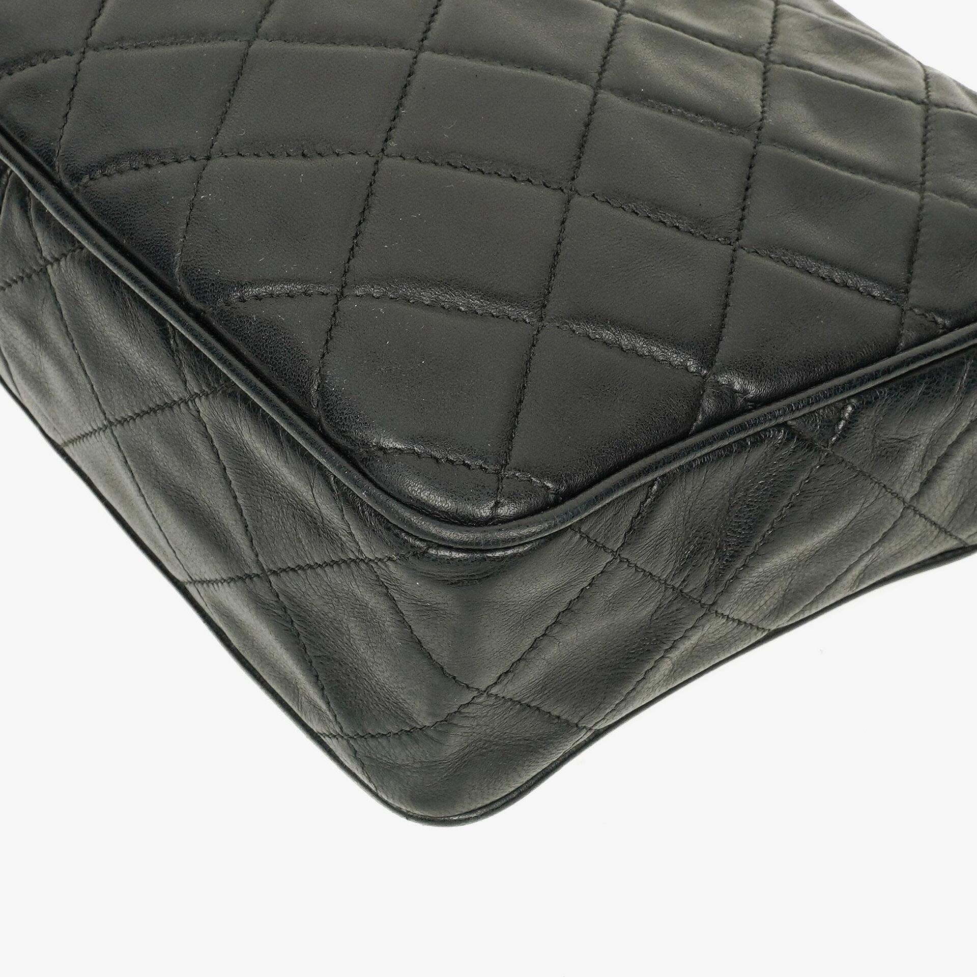 Chanel Vintage CC Kamera-Tasche aus schwarzem gestepptem Lammleder mit Quaste