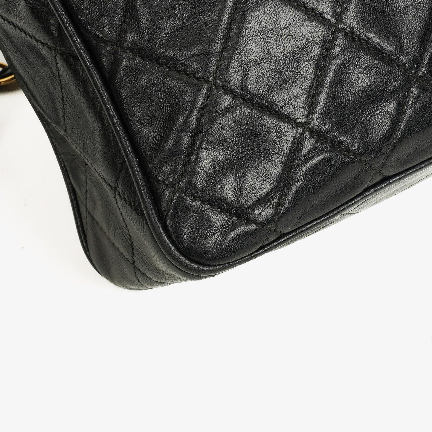 Chanel Vintage CC Kamera-Tasche aus schwarzem gestepptem Lammleder mit Quaste