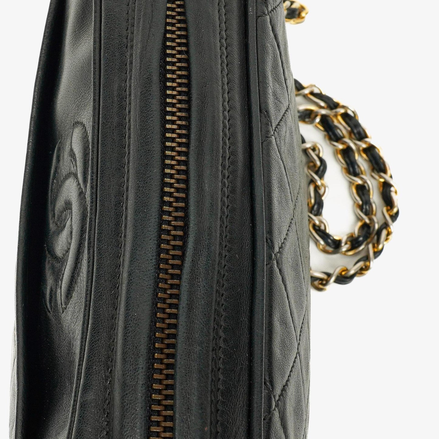 Chanel Vintage CC Kamera-Tasche aus schwarzem gestepptem Lammleder mit Quaste
