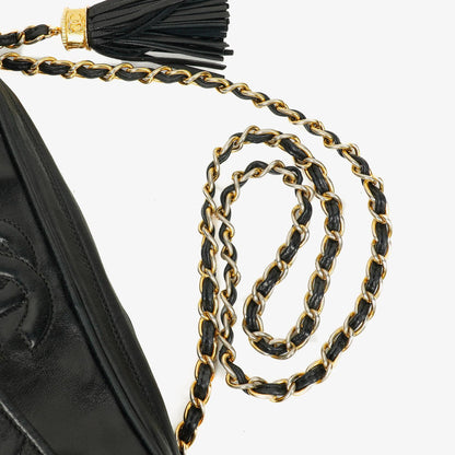 Chanel Vintage CC Kamera-Tasche aus schwarzem gestepptem Lammleder mit Quaste