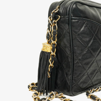 Chanel Vintage CC Kamera-Tasche aus schwarzem gestepptem Lammleder mit Quaste
