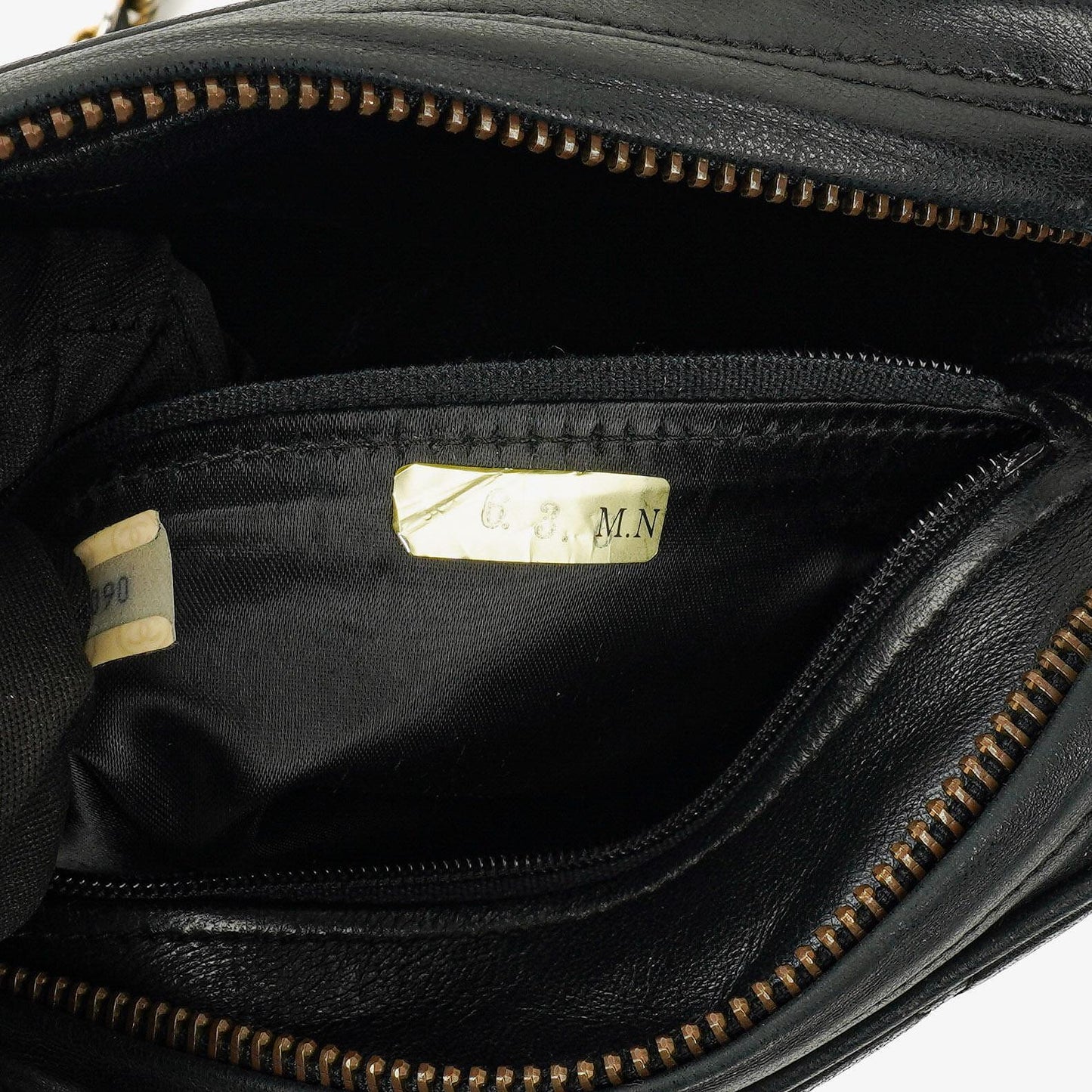 Chanel Vintage CC Kamera-Tasche aus schwarzem gestepptem Lammleder mit Quaste