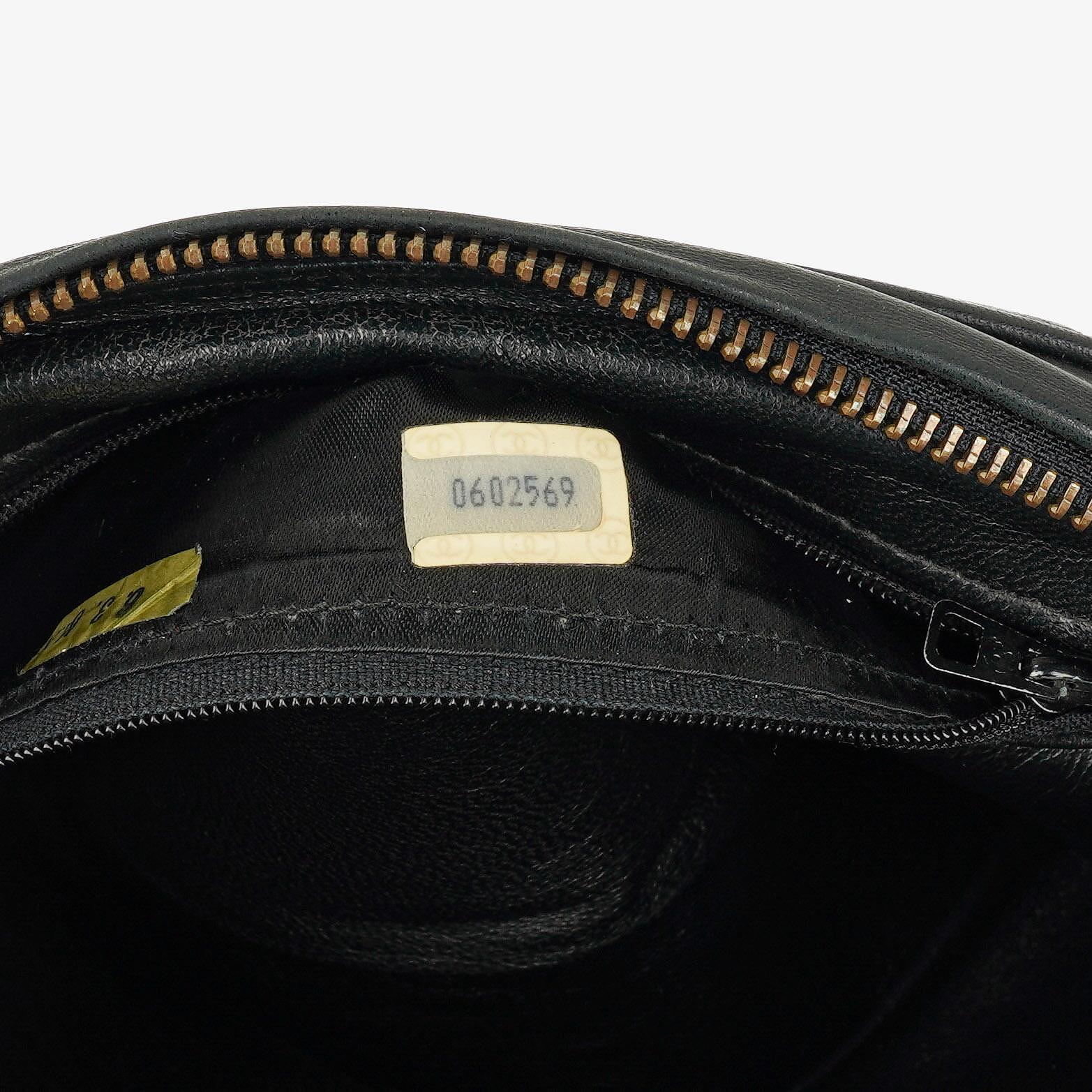 Chanel Vintage CC Kamera-Tasche aus schwarzem gestepptem Lammleder mit Quaste