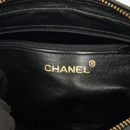 Chanel Vintage CC Kamera-Tasche aus schwarzem gestepptem Lammleder mit Quaste