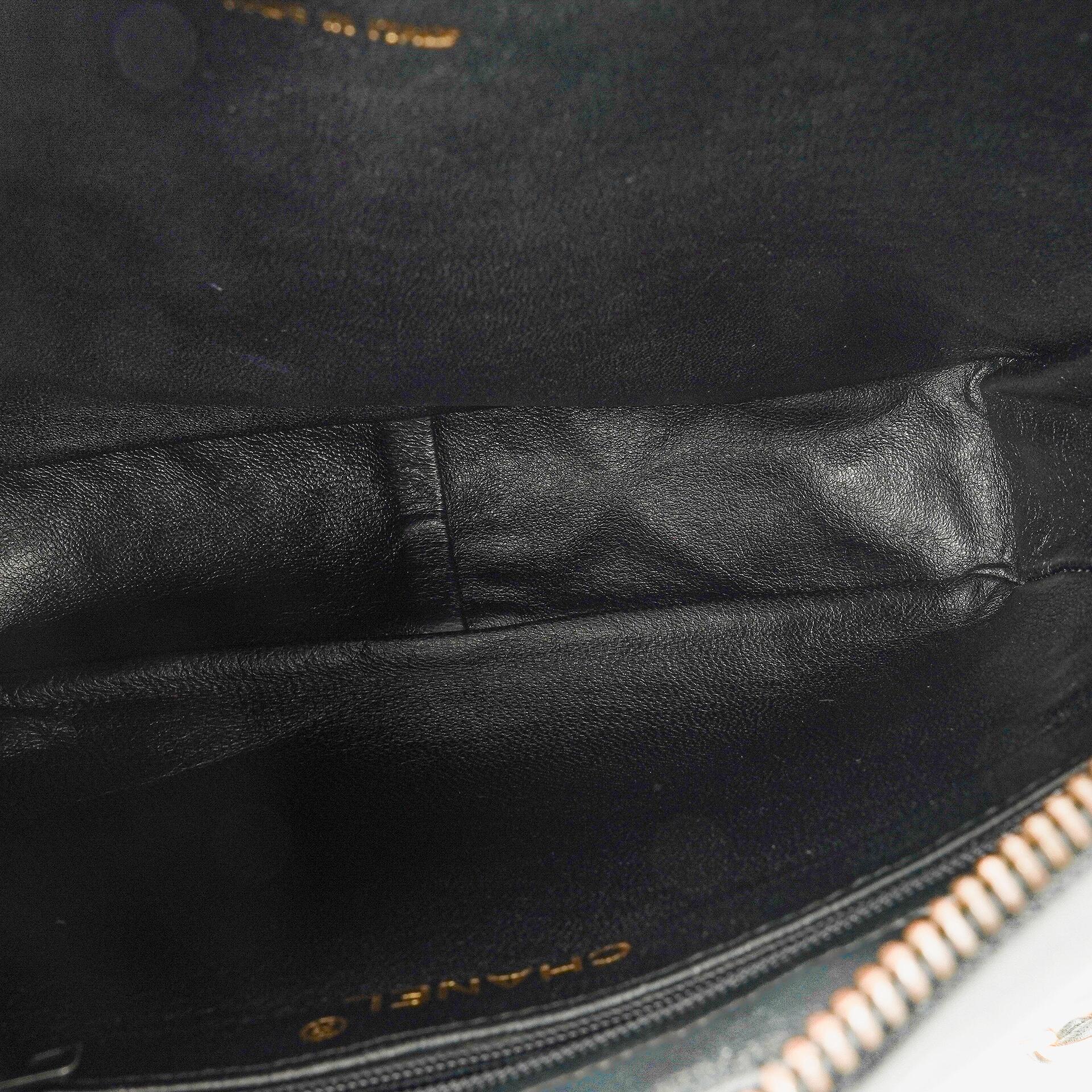 Chanel Vintage CC Kamera-Tasche aus schwarzem gestepptem Lammleder mit Quaste
