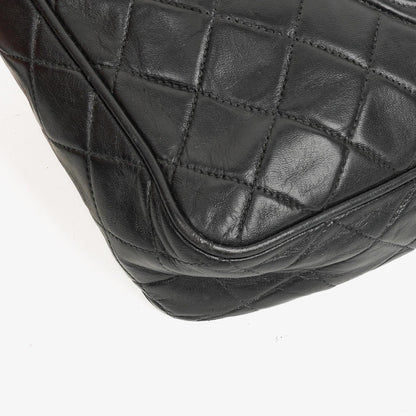 Chanel Vintage CC Große Camera Tassel Tasche aus schwarzem gestepptem Lammleder
