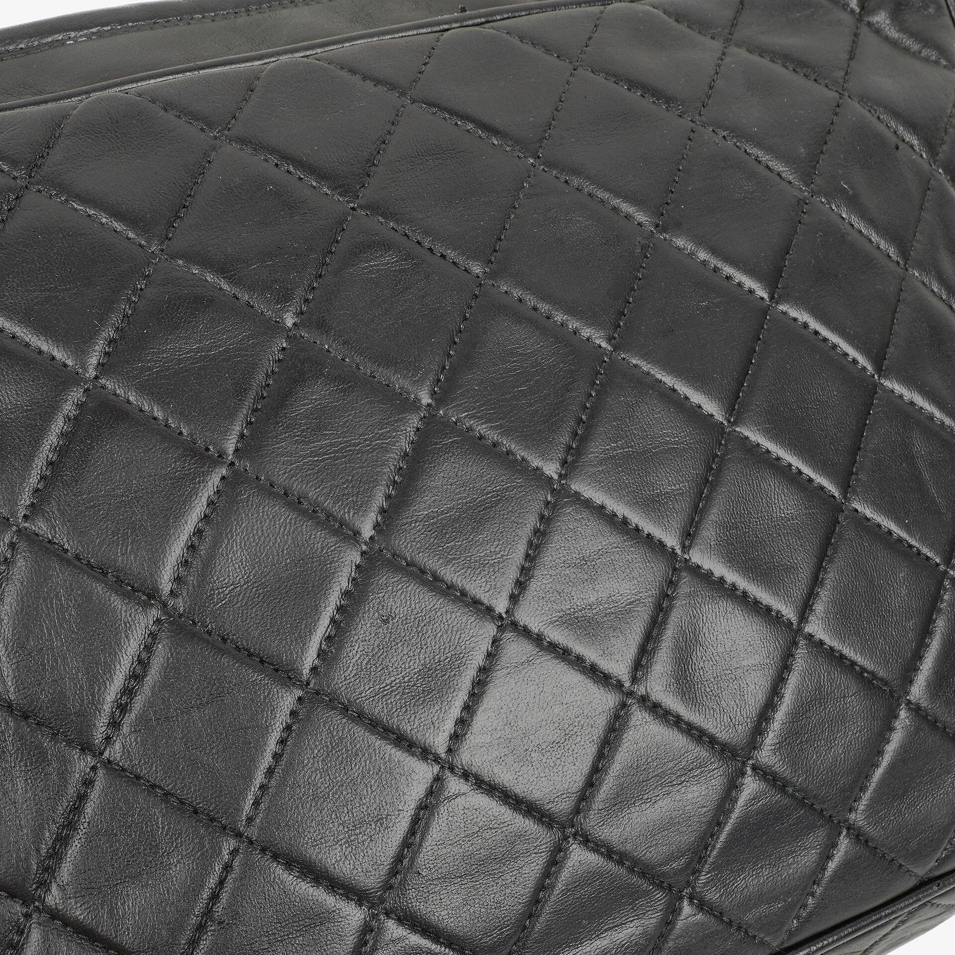 Chanel Vintage CC Große Camera Tassel Tasche aus schwarzem gestepptem Lammleder